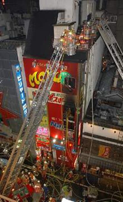 Los bomberos trabajan en el lugar del incendio.