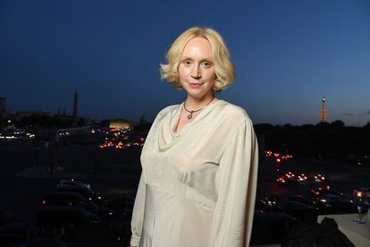 Gwendoline Christie, conocida por su papel de Brienne de Tarth en la serie 'Juego de tronos', en la presentación de la firma Miu Miu en París.