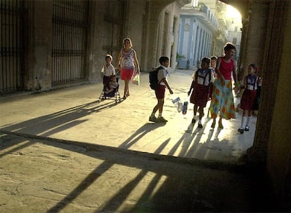 Niños cubanos con uniforme escolar en el barrio de Habana Vieja, en La Habana, en 2002.