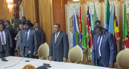 Salva Kiir (izquierda), presidente de Sudán del Sur y Riek Machar (derecha), líder del opositor SPLM junto al presidente etíope, Hailemariam Desalegn, en la conferencia de prensa para firmar el acuerdo.