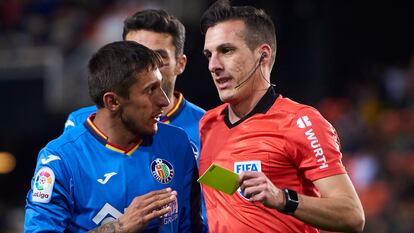 El árbitro Xavier Estrada (izq.), durante el partido de la Copa del Rey entre el Valencia y el Getafe, en 2019.