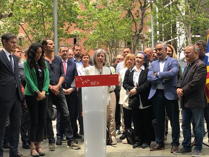 La presidenta de la ANC, Dolors Feliu, junto a los miembros de la candidatura 'Eines de país', este miércoles.