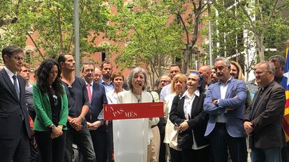 La presidenta de la ANC, Dolors Feliu, junto a los miembros de la candidatura 'Eines de país', este miércoles.