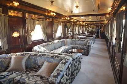 El tren Al Ándalus, uno de los trenes de lujo de Renfe, cuenta con coches salón con muebles estilo 'art déco', restaurante, cafetería y siete coches 'suite' con capacidad para 64 personas. Un trayecto para sentirse como en el Orient Express o en cualquiera de los expresos míticos.