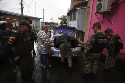 Elementos del Ejército realizan un patrullaje en Medellín debido al "paro armado" ordenado el jueves por el Clan del Golfo.