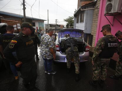 Elementos del Ejército realizan un patrullaje en Medellín debido al "paro armado" ordenado el jueves por el Clan del Golfo.