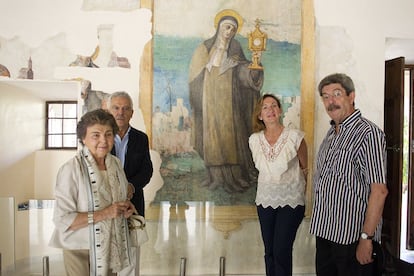 Carmen Lafón junto a su amigo el arquitecto José Sierra, la delegada de Cultura de Sevilla María del Mar Sánchez Estrella y el comisario de la exposición Juan Bosco Díaz junto a una de las pinturas que decoran las paredes del convento de Santa Clara.