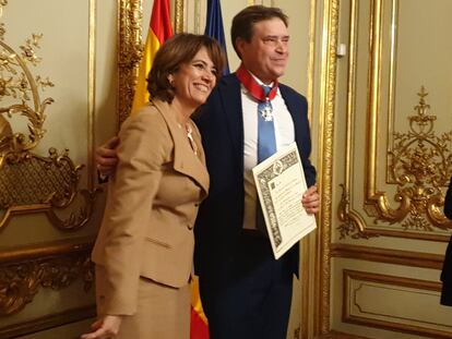 Dolores Delgado y Marcelo de Azcárraga, cuando el fiscal recibió la Cruz de la Orden de San Raimundo de Peñafort por parte del Ministerio de Justicia, en 2019.