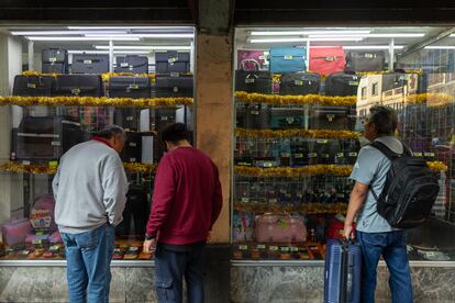 Transeúntes paran a ver los productos en el aparador de una tienda en el Centro Histórico de la Ciudad de México.