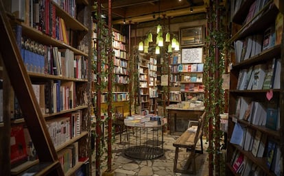 Interior de la librería Shakespeare and Company, en París.