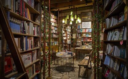 Interior de la librería Shakespeare and Company, en París.