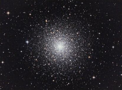 El cúmulo globular M92 se encuentra en la constelación de Hércules.