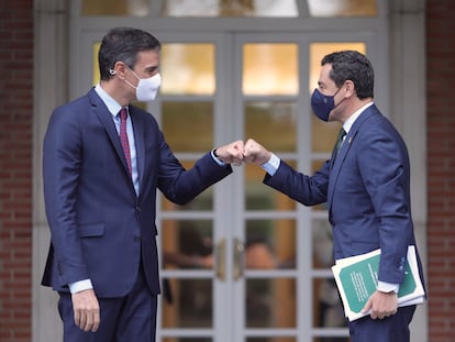 El presidente del Gobierno, Pedro Sánchez, y el de la Junta de Andalucía, Juan Manuel Moreno, se saludan el 17 de junio en La Moncloa.
