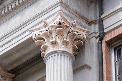 Capitel con sus hojas de acanto en el Museo del Prado de Madrid.