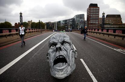 Una escultura realizada por los activistas de la Extinction Rebellion en la carretera del puente Lambeth durante la protesta en Londres.