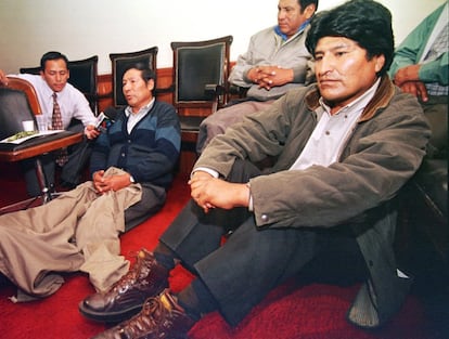 Morales (dcha.), dirigente sindical de los cocaleros del Chapare, en el centro de Bolivia, protagonizó una huelga de hambre en el Congreso el 24 de enero de 2002, tras ser expulsado por "serias violaciones" de la ética parlamentaria, en medio de fuertes protestas en el país contra la erradicación de cultivos de coca.