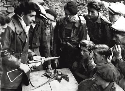 Un oficial de la Resistencia francesa enseña a sus compañeros cómo usar un subfusil en marzo de 1944.