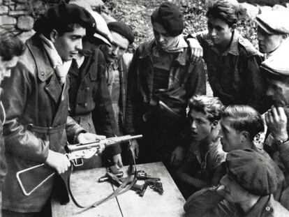 Un oficial de la Resistencia francesa enseña a sus compañeros cómo usar un subfusil en marzo de 1944.