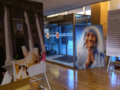 Exposición dedicada a Teresa de Calcuta en la sede de la Xunta en Vigo. Las características de la exposición provocaron las quejas de numerosos empleados de la Administración autonómica.
