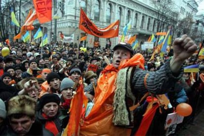 Seguidores de Víktor Yúshenko se manifiestan ayer frente al Parlamento ucranio en Kiev.