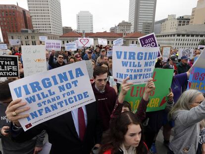 Un grupo antiabortista protesta contra la ley de aborto de Virginia.
