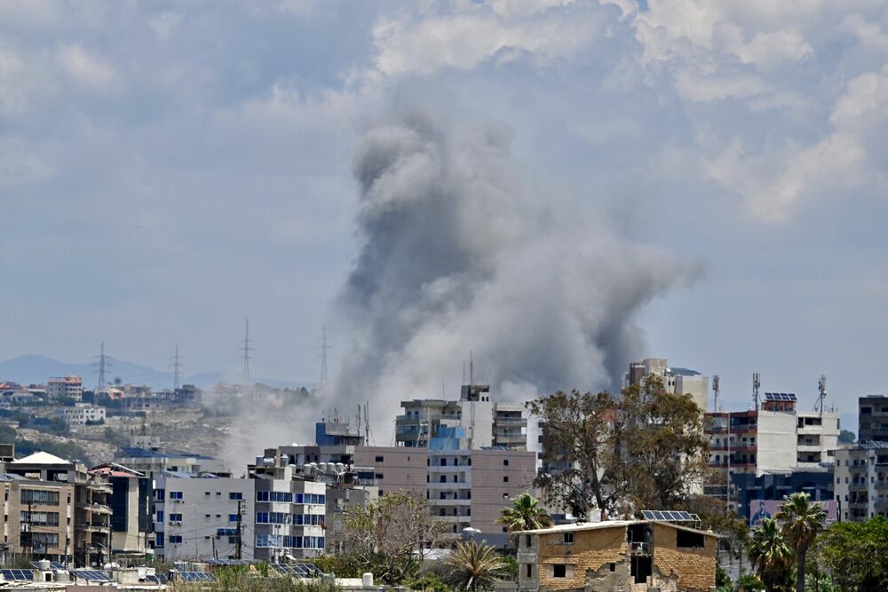 El humo se eleva en un barrio de Tiro, sur de Líbano, tras un ataque israelí este viernes 29 de mayo.
