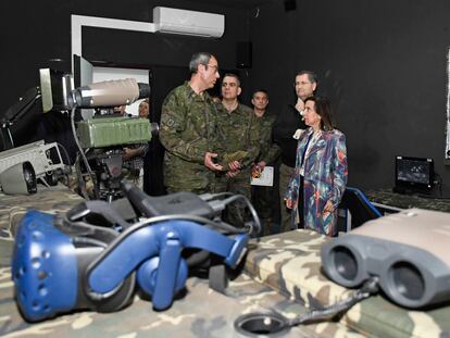 La ministra de Defensa, Margarita Robles (derecha), visita las instalaciones de la Academia de Artillería de Segovia, el Centro Artillero de Simulación y el Polígono de Baterías, el 10 de mayo.