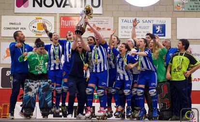 Las jugadoras del Voltregà, con la Copa de Europa.