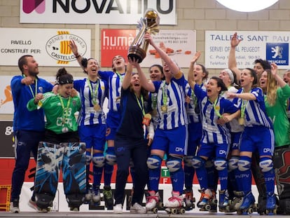 Las jugadoras del Voltregà, con la Copa de Europa.