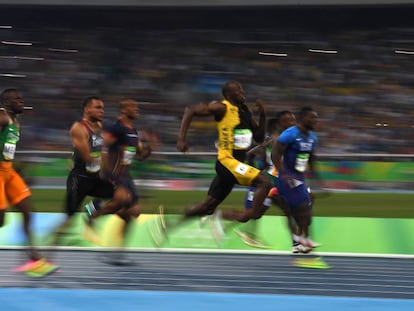 Bolt, en el centro, camino de su tercer oro en 100m.