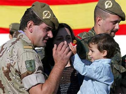 Un soldado que parte hacia Irak se despide de su familia.