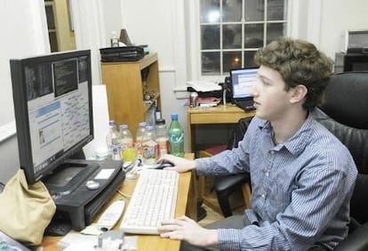 En febrero de 2004, Mark Zuckerberg concedió su primera entrevista. Era para el diario local The Crimson, lo ilustraron con esta imagen.
