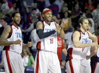 Los jugadores del Tau celebran la segunda victoria consecutiva en el Palau