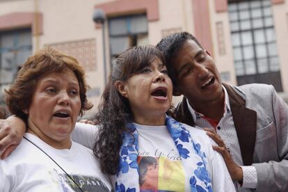 Admiradores de Juan Gabriel cantan en la Plaza Garibaldi de Ciudad de México este lunes.