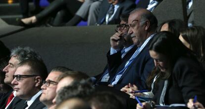 Vicente del Bosque, seleccionador de Espa?a, observa el sorteo junto Jorge Prez, secretario general de la Federacin Espa?ola, y Paloma Antoranz, jefa de prensa de La Roja.