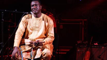 El músico Bassekou Kouyate durante un concierto en Gibraltar.