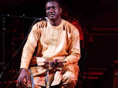 El músico Bassekou Kouyate durante un concierto en Gibraltar.