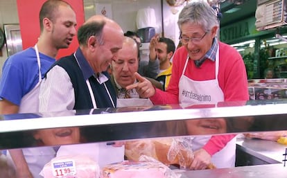 Chiquito de la Calzada y Josema Yuste en la carnicería del mercado de Usera.