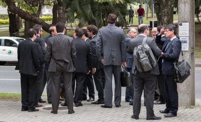 Advogados que atuam na Lava Jato em frente &agrave; sede da Pol&iacute;cia Federal em Curitiba.