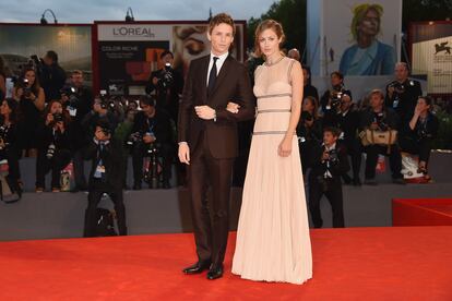 El protagonista de The Danish Girl, Eddie Redmay, junto a su mujer Hannah Bagshawe. La inglesa optó por un vestido rosa palo.
