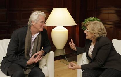 Richard Gere y la alcaldesa, Manuela Carmena, reunidos ayer en el Ayuntamiento de Madrid.