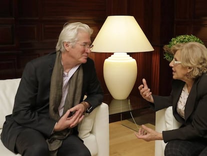 Richard Gere y la alcaldesa, Manuela Carmena, reunidos ayer en el Ayuntamiento de Madrid.