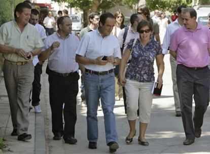 José Bono con periodistas, varios de sus colaboradores y el alcalde de Salobre (primero por la izquierda), ayer, paseando por su localidad natal.