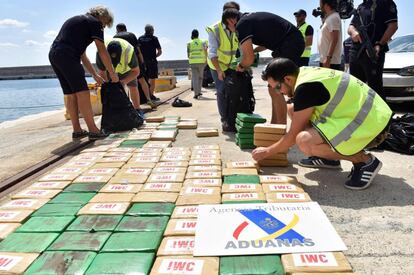 Agentes de la Agencia Tributaria decomisan cocaína de un yate que navegaba al oeste de Ibiza.