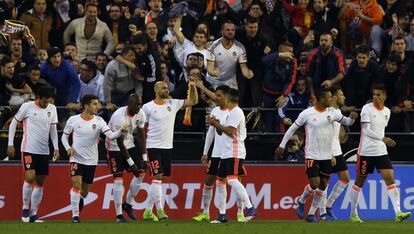 El delantero italiano del Valencia Simone Zaza (4i) celebra su gol contra el Real Madrid.