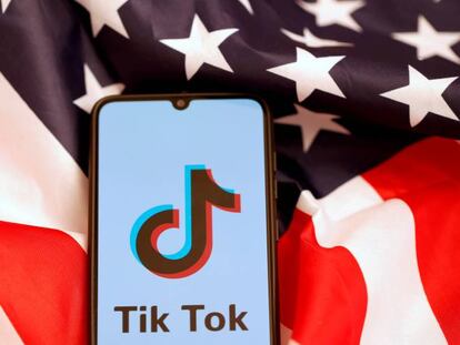 Fotomontaje con la aplicación de TikTok y la bandera estadounidense. 