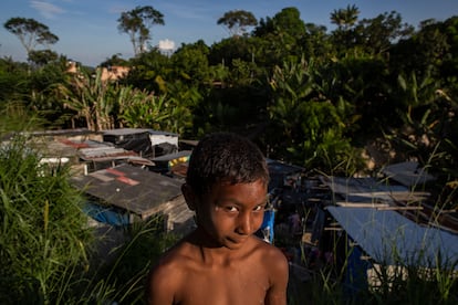 O garoto Tomas Hidalgo posa para retrato em uma comunidade de famílias venezuelanas em Pacaraima que já conta com 12 filhos nascidos no Brasil.