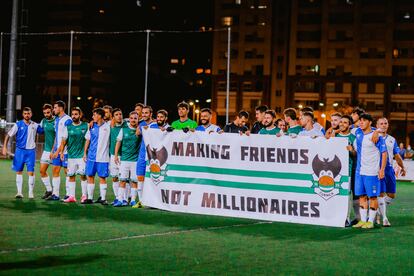 Los jugadores del Cuenca y Lodigliani, con una pancarta con la leyenda "Haciendo amigos, no millonarios".