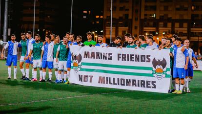 Los jugadores del Cuenca y Lodigliani, con una pancarta con la leyenda "Haciendo amigos, no millonarios".