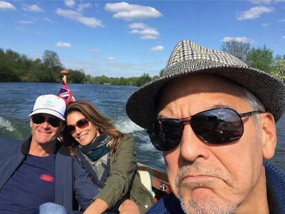 “Siempre podemos contar con él para un photobomb”. Con esta frase acompañaba la imagen Cindy Crawford. La modelo y su marido, Rande Gerber, probablemente le pidieron a su amigo George Clooney que les hiciera una foto. El actor, como se puede ver en el reflejo de sus gafas de sol, prefirió hacerse un 'selfie' en el que el matrimonio apareciera en segundo plano.